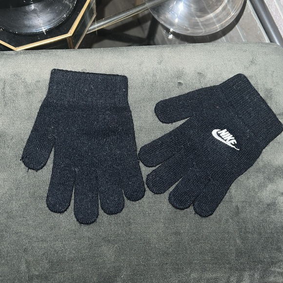 𝙽𝚒𝚔𝚎 𝙺𝚒𝚍𝚜 𝙱𝚕𝚊𝚌𝚔 𝙶𝚕𝚘𝚟𝚎𝚜 - Picture 2 of 3